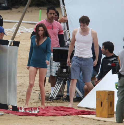 File:More-Breaking-Dawn-filming-robert-pattinson-and-kristen-stewart-17010637-2284-2300.jpg
