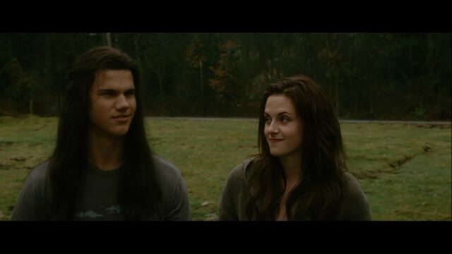 File:Bella-jake-hangout-new-moon.jpg