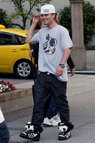 File:PANDA+WEAR+Cameron+Bright+buys+Panda+Bear+9hTK8HmmZb l.jpg