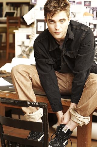 File:PATTINSONLIFETVWEEKBENCH (1).jpg