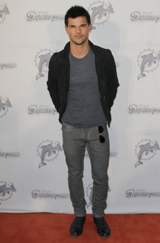 File:Taylordolphin.png