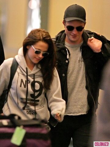 File:5Robert-Pattinson-Kristen-Stewart-050312--435x580.jpg