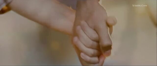 File:Renesmee-Jacob-holding-hands-BD.jpg