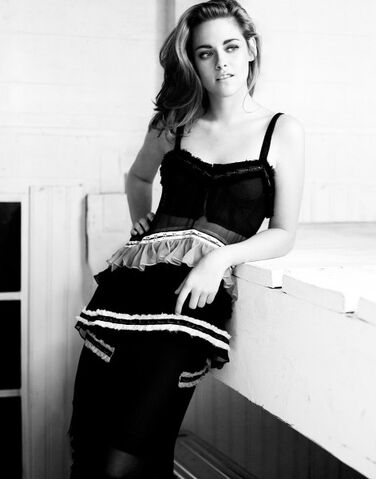 File:Kristenouttake4 181046941435-471x600.jpg