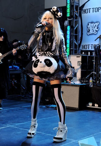 File:KerliperformingforpromoconcertforWaltDisneyPictures BuenaVistaRecordsAliceInWonderland.jpg