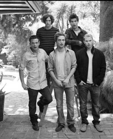 File:Jackson, Taylor, Cam, Robert, Kellan 3.jpg