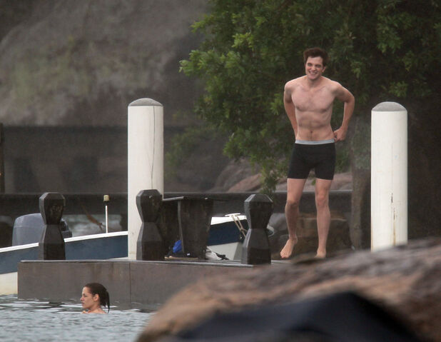 File:PattinsonlifeSwimming09.jpg