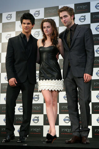 File:Twilight Press Conference hDdM w8XTFgl.jpg