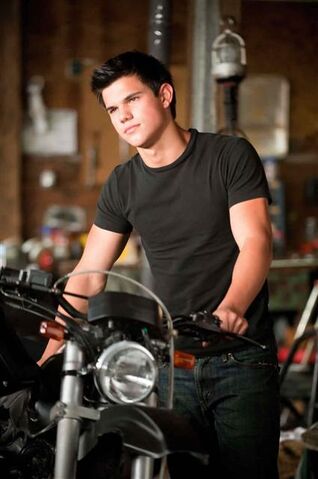 File:Taylor-lautner-jacob-black-motorcycle-eclipse.jpg