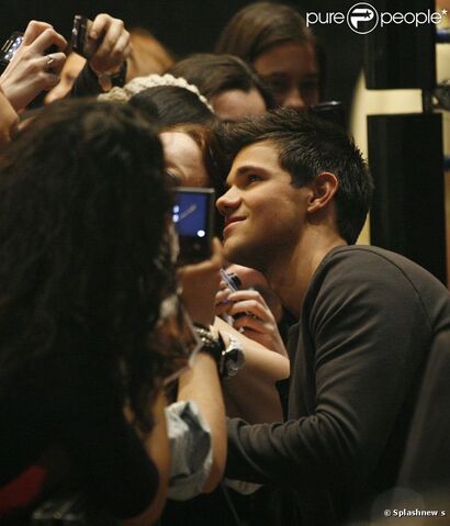 File:Taylor-melbourne-premiere1.jpg