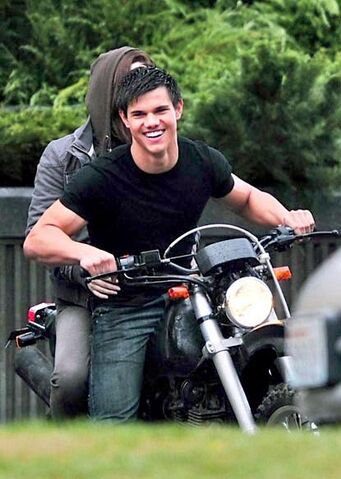 File:Taylor-on-Set-Eclipse-September-9-jacob-black-8082594-415-583.jpg