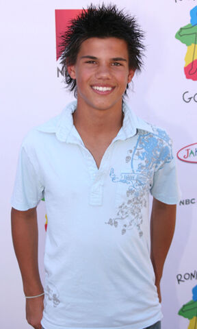 File:Taylor lautner ronald mcdonald 5.jpg