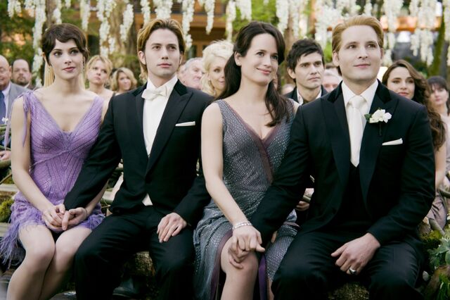 Datei:-The-Twilight-Saga-Breaking-Dawn-Part-1-Stills-Carlisle-Esme-esme-and-carlisle-cullen-26574857-1024-681.jpg