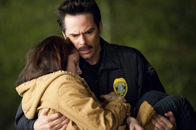 Datei:12x8-charlie-swan-bella-carrying.jpg