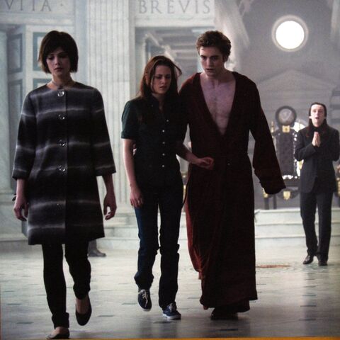 Datei:Alice-Bella-Edward-and-Aro-michael-sheen-8494381-1429-1429.jpg