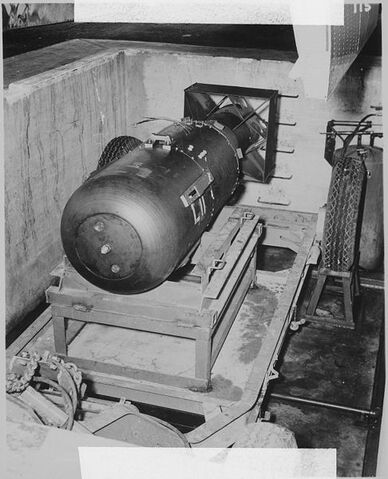 Datei:486px-Atombombe Little Boy 2-1-.jpg