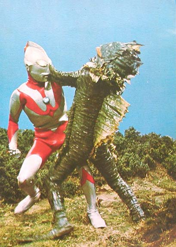 File:Ragon v Ultraman I.png