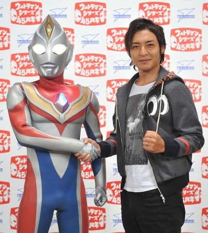 File:Takeshi Tsuruno & Ultraman Dyna.jpg