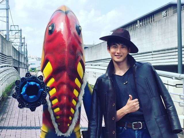 File:Hideo Ishiguro and Metron.jpg