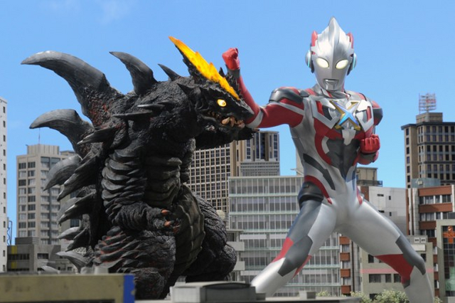 File:Ultraman X v Demagra.png