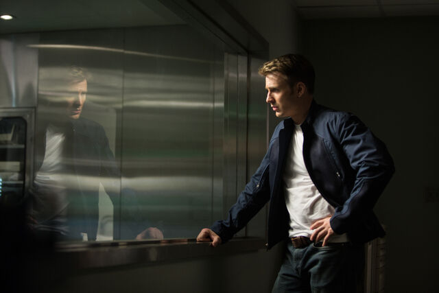 Ficheiro:Captain-america-the-winter-soldier-chris-evans-window.jpg