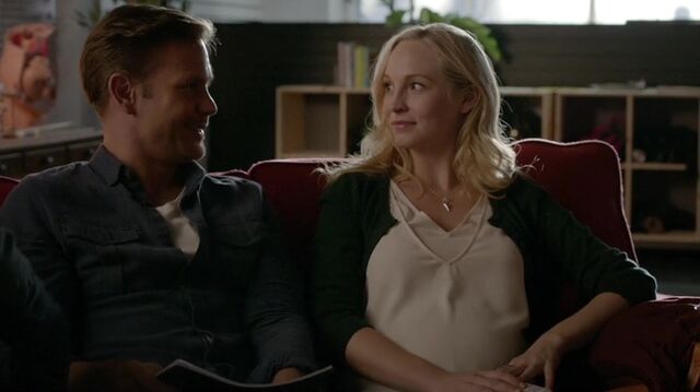 File:7X09-38-AlaricCaroline.jpg