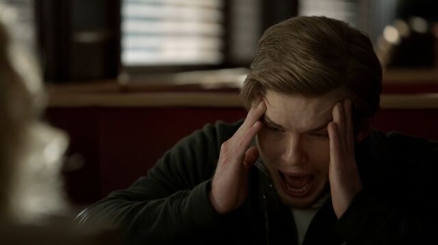 File:Luke Parker aflicted with Pain Infliction TVD 5.21.jpg