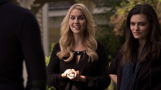 File:Normal TheOriginals209-0699HayleyRebekah.jpeg