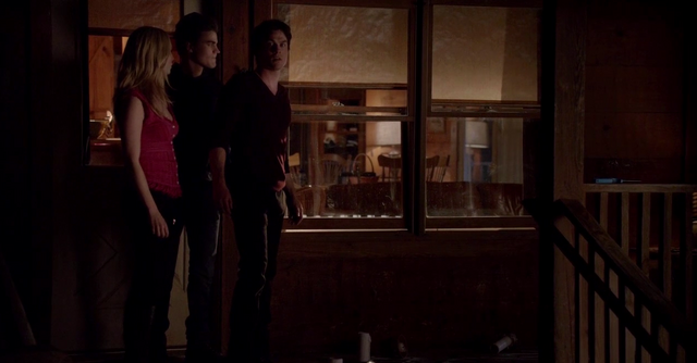 File:Caroline, Stefan and Damon in 5x20...png
