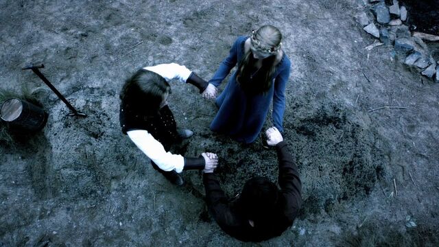 File:3x08-Ordinary-People-klaus-and-elijah-26645606-1280-720.jpg