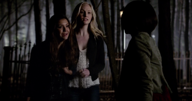 File:Elena-Caroline-Bonnie 5x22.png