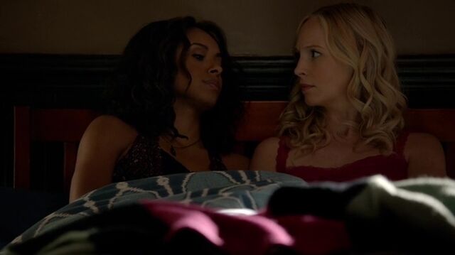 File:7X04-16-CarolineBonnie.jpg