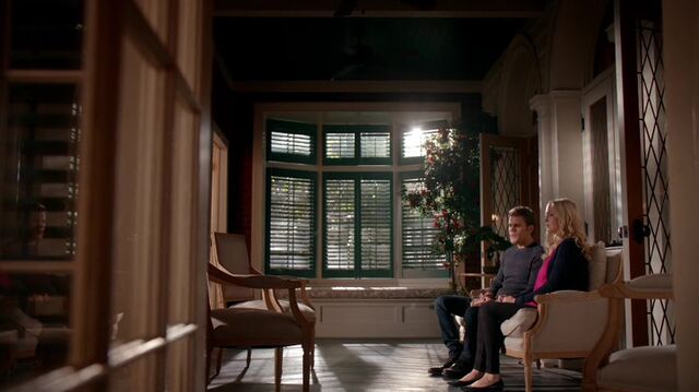 File:7X08-36-CarolineStefan.jpg