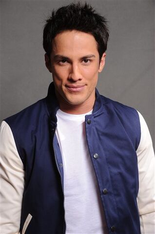 File:2011 Teen Choice Awards 17 Michael Trevino.jpg