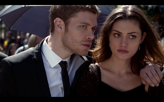 File:1x20-Klaus' arm around Hayley 3.png