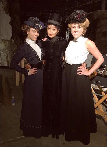 File:2016-02-20 Leslie-Anne Huff Teressa Liane Scarlett Bryne Instagram.jpg