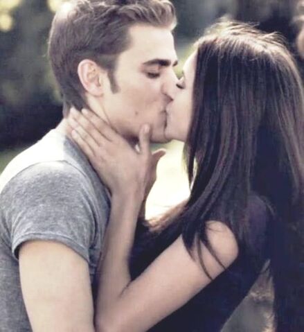 Archivo:Stefan-and-Elena-3-stefammn-and-elena-27488774-600-655.jpg