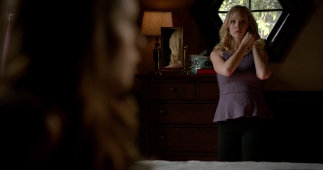 File:Elena-Caroline 5x18.png