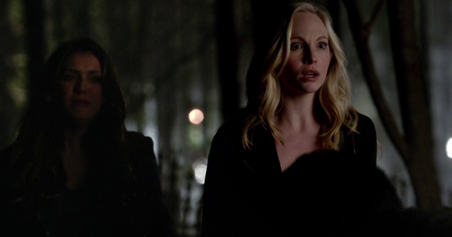 File:Elena and Caroline 5x22...png