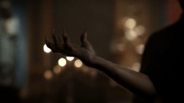 File:Hayley-wolf-paw.png