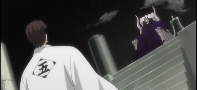 File:Aizen greets Baraggan in Hueco Mundo.png