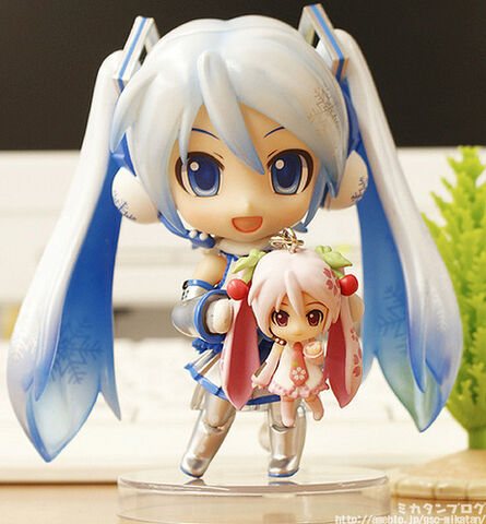 File:Miku SPE with Sakura Miku Charm.jpg