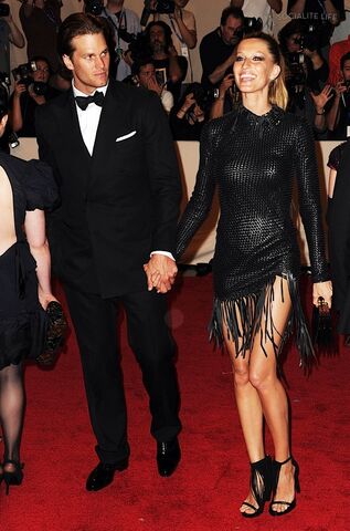 File:Gisele-bundchen-tom-brady-2010-met-costume-gala-red-carpet-photos-05042010-15-820x1241.jpg