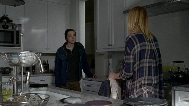 File:Whether-you-realized-it-or-not-episode-2-of-the-walking-dead-got-very-real-about-domest-673536.jpg