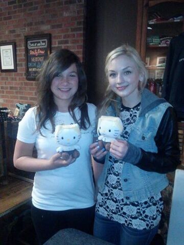 File:Emily with a cute girl fan with hello kitty.jpg