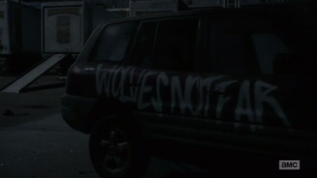 File:21015 gallery-walkingdeadfinale-finalshot-23.jpg