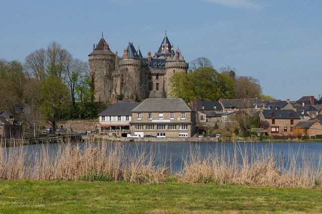 File:Chateau de Combourg.jpg