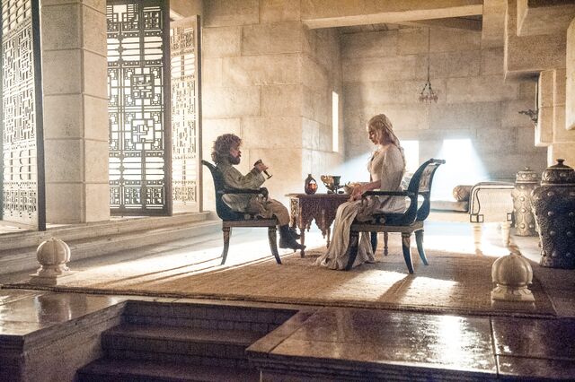 Plik:508 Tyrion Daenerys w piramidzie.jpg