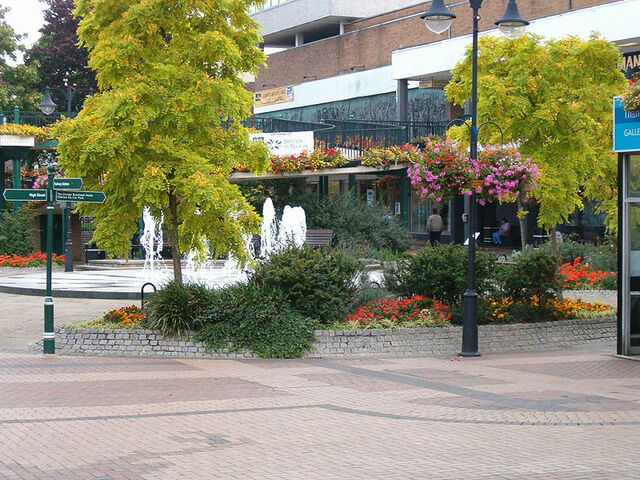Plik:800px-Centre bracknell GB.jpg