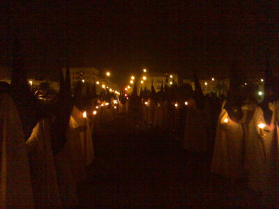 Nazarenos estrella por el puente de triana